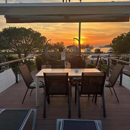 Floating House Sunrise Joy * Portorož